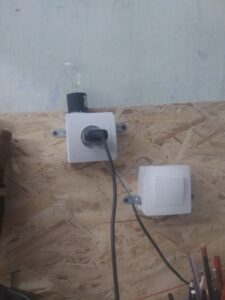 Лампочка, подключенная последовательно с разеткой.